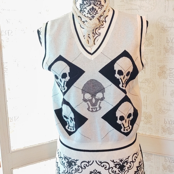 Sweaters - NWOT White/Blk Argyle Skull Knit V-neck Shirt Vest M